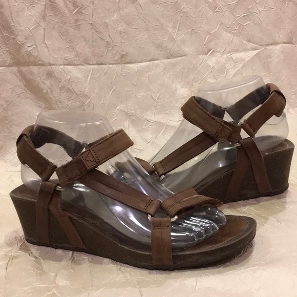 teva ysidro universal flat sandal